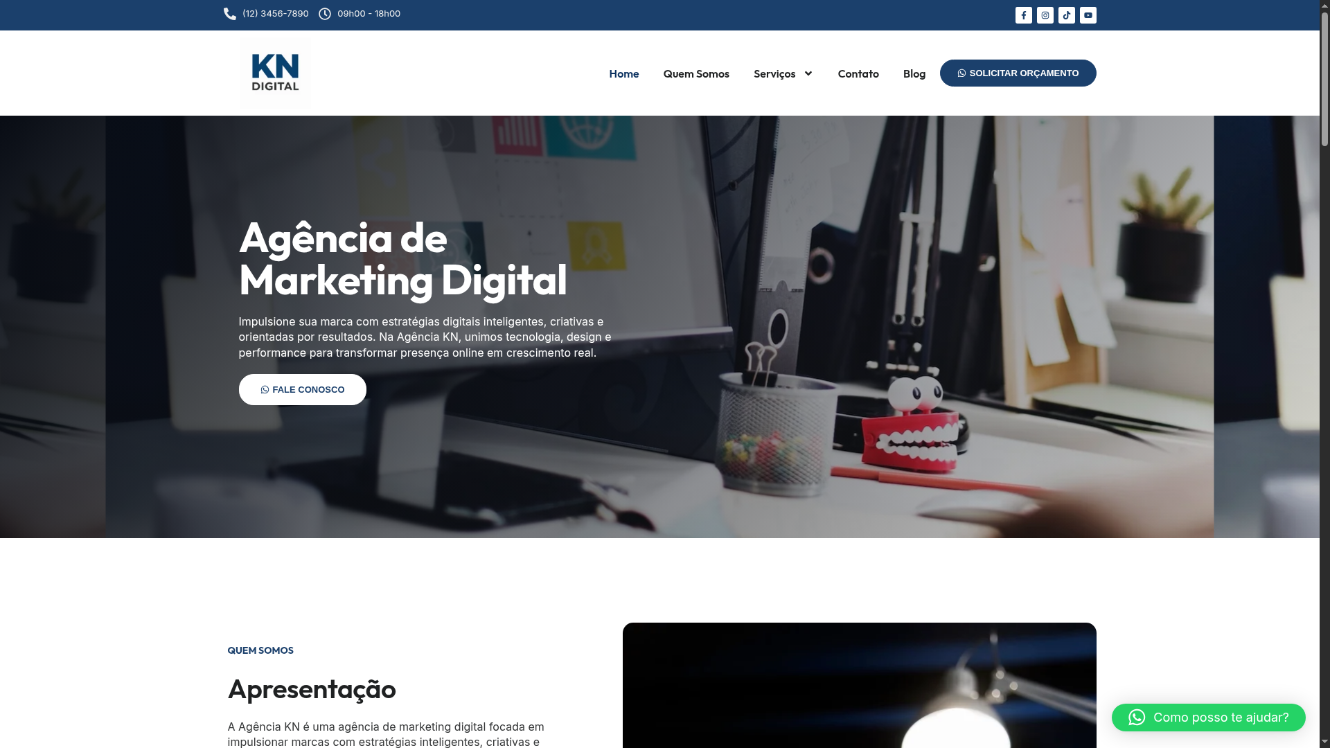 Homepage de agência de marketing digital com menu superior, banner escuro e chamada para orçamento.